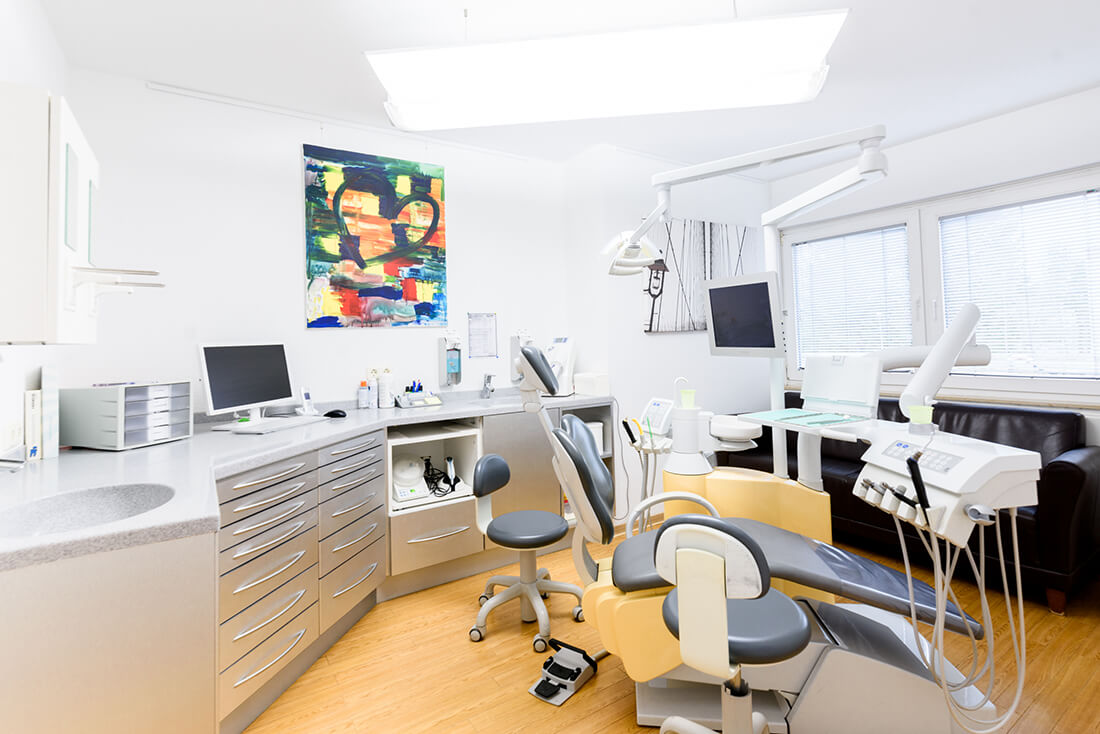 Zahnärztin Duisburg – Andrea Paris – Praxis Behandlungszimmer